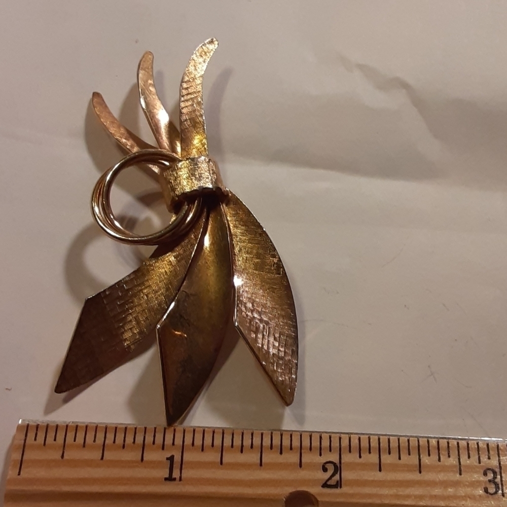 Pretty Brooch Goldtone - Picture 4 of 7